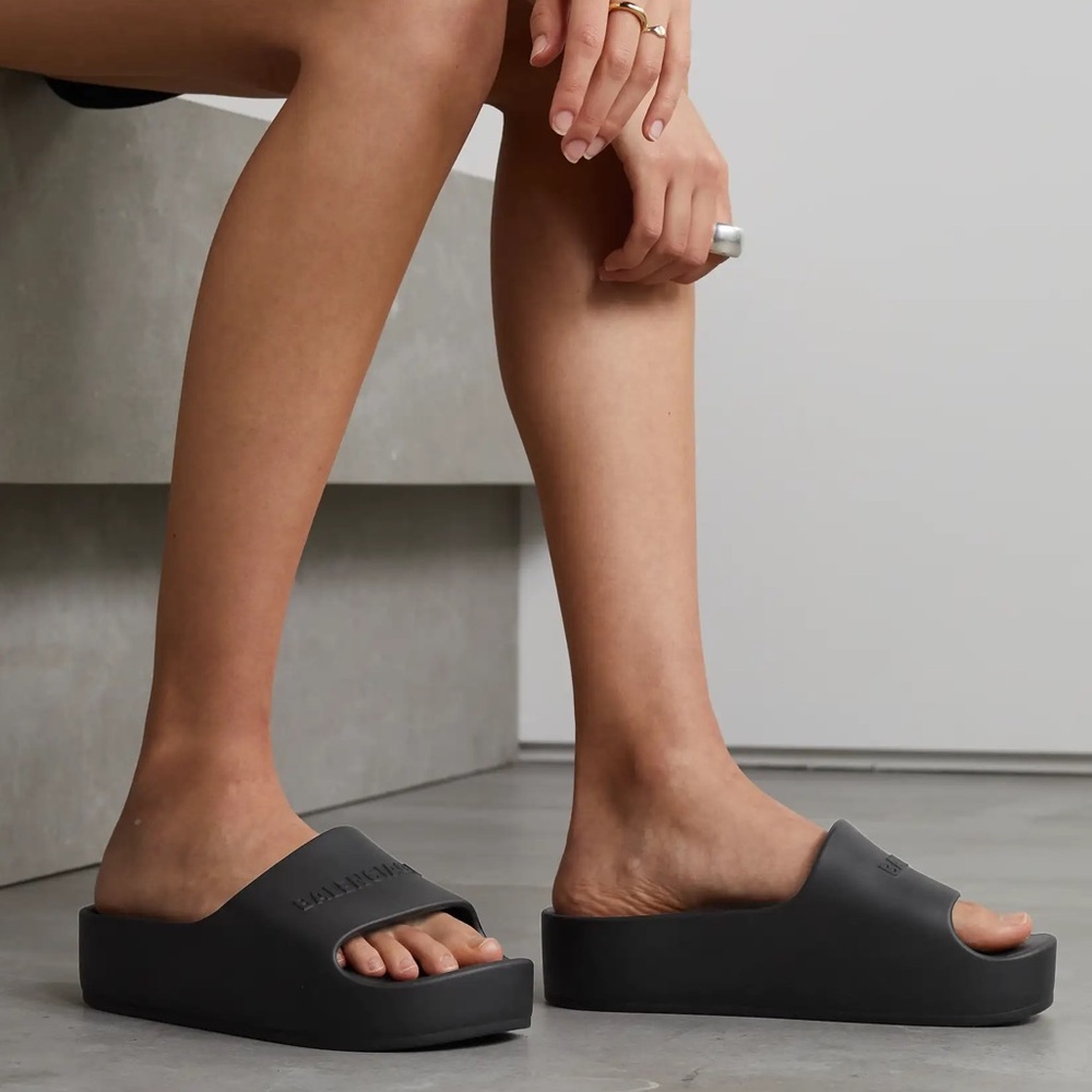 💯 - New Authentic BALENCIAGA Mono logo-embossed rubber platform slides